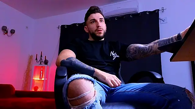 Snapshot of MightyAaron66 chatting on December 23, 2025, 4:43 am MightyAaron66 online show from December 23, 2025, 4:43 am