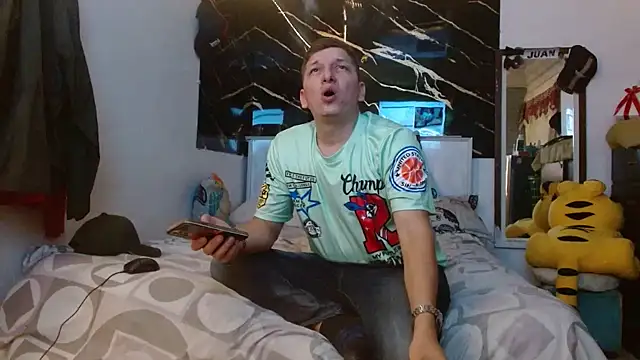 Snapshot of couplehot7777 chatting on October 19, 2025, 3:18 am couplehot7777 online show from October 19, 2025, 3:18 am