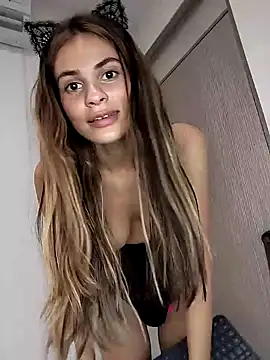 cuteluci  online show from January 13, 2025, 2:42 pm