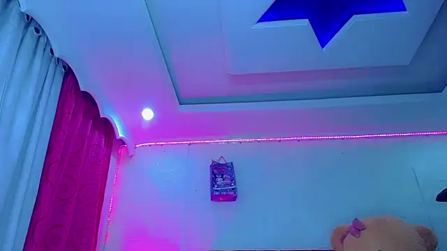 NahomiCamper online show from April 7, 2026, 12:33 am