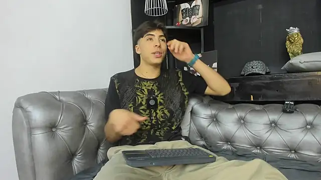 Snapshot of HeellBoy_ chatting on October 12, 2025, 7:13 pm HeellBoy online show from October 12, 2025, 7:13 pm