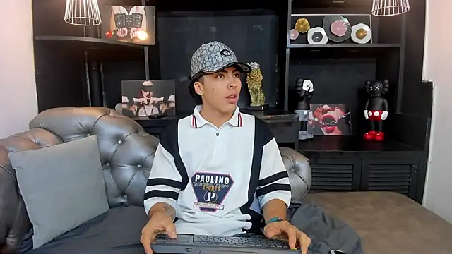 Snapshot of HeellBoy_ chatting on October 24, 2025, 8:49 pm HeellBoy online show from October 24, 2025, 8:49 pm