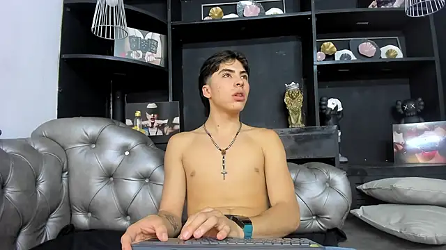 Snapshot of HeellBoy_ chatting on October 28, 2025, 7:27 pm HeellBoy online show from October 28, 2025, 7:27 pm