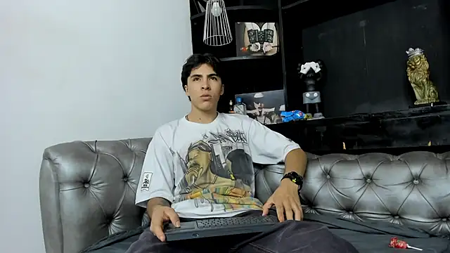 Snapshot of HeellBoy_ chatting on November 10, 2025, 7:57 pm HeellBoy online show from November 10, 2025, 7:57 pm