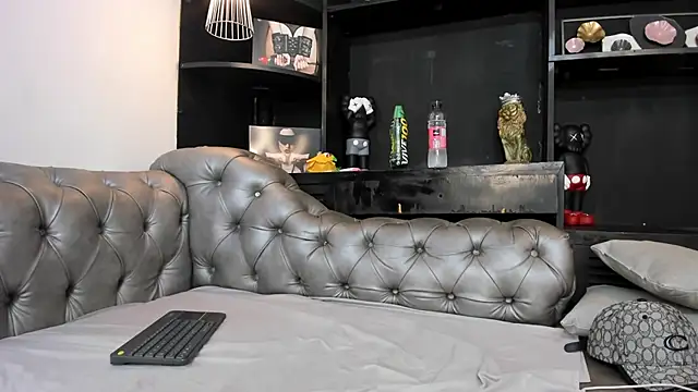 Snapshot of HeellBoy_ chatting on November 19, 2025, 4:23 am HeellBoy online show from November 19, 2025, 4:23 am