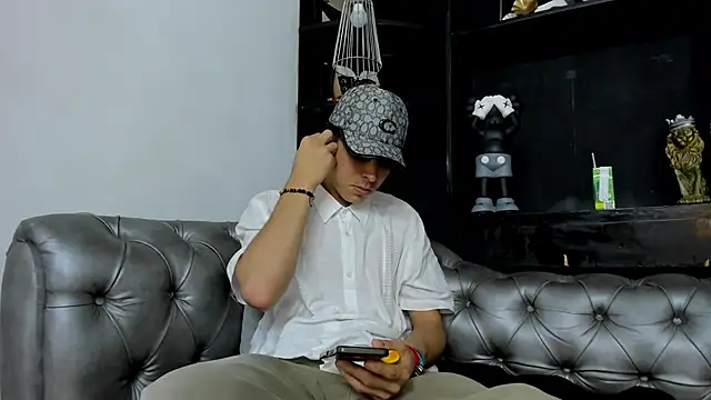 Snapshot of HeellBoy_ chatting on November 27, 2025, 2:35 am HeellBoy online show from November 27, 2025, 2:35 am