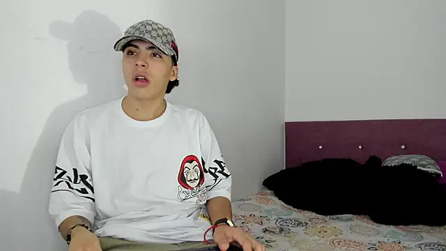 Snapshot of HeellBoy_ chatting on December 18, 2025, 9:37 am HeellBoy online show from December 18, 2025, 9:37 am