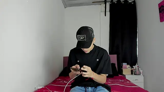 Snapshot of HeellBoy_ chatting on March 18, 2026, 7:39 pm HeellBoy online show from March 18, 2026, 7:39 pm