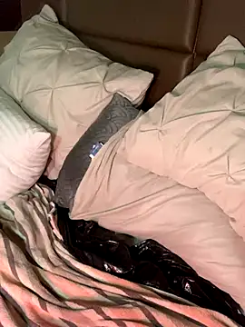 CrownedNyaries online show from December 2, 2024, 11:56 am