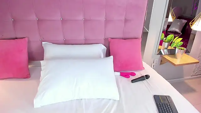 ArticaBelle online show from September 13, 2025, 4:34 am