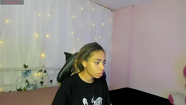 Abigail Wilson  online show from February 3, 2025, 8:46 pm