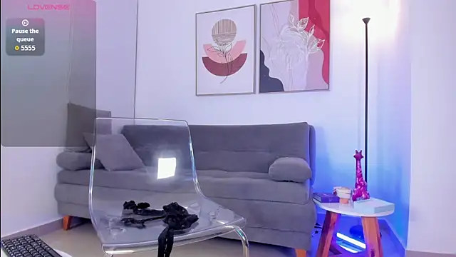 sofiiajones online show from April 19, 2026, 11:18 pm