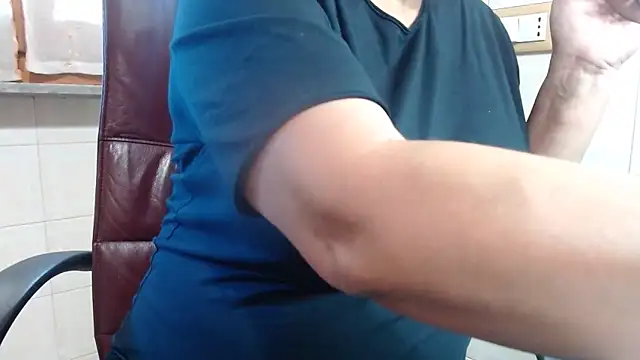 Foxlady2271 online show from October 28, 2025, 12:19 pm