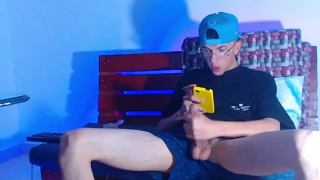 Snapshot of Keeny16 chatting on March 4, 2025, 3:37 pm Keeny16 online show from March 4, 2025, 3:37 pm