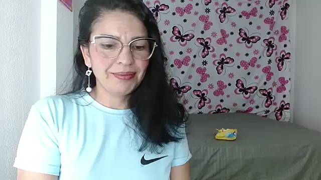 anybellucci43 online show from December 27, 2024, 2:47 am