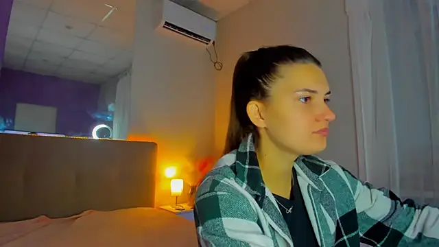 Laura Leee online show from September 19, 2025, 5:31 am