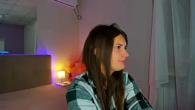 Laura Leee online show from October 3, 2025, 5:15 am