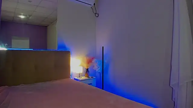 Laura Leee online show from October 4, 2025, 5:05 am