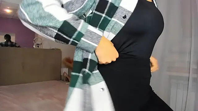 Laura Leee online show from December 1, 2025, 6:18 am