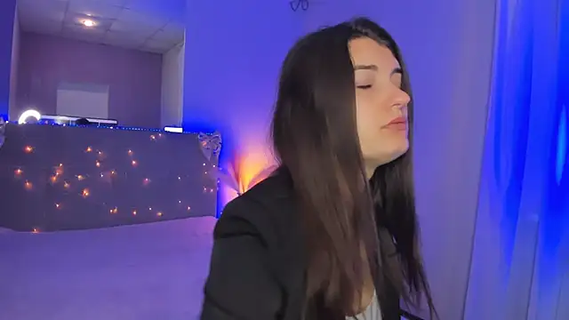 Laura Leee online show from May 15, 2026, 4:52 am