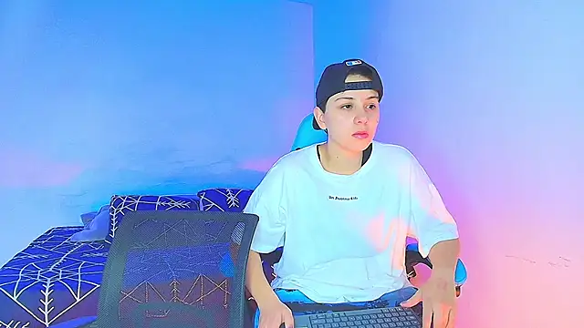 Snapshot of aron_wi chatting on December 23, 2024, 9:18 pm aron wi online show from December 23, 2024, 9:18 pm