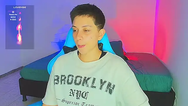 Snapshot of aron_wi chatting on February 13, 2025, 12:21 pm aron wi online show from February 13, 2025, 12:21 pm