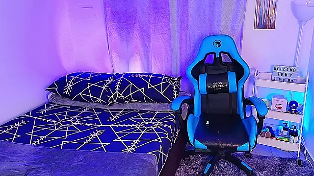 Snapshot of aron_wi chatting on September 15, 2025, 10:37 am aron wi online show from September 15, 2025, 10:37 am