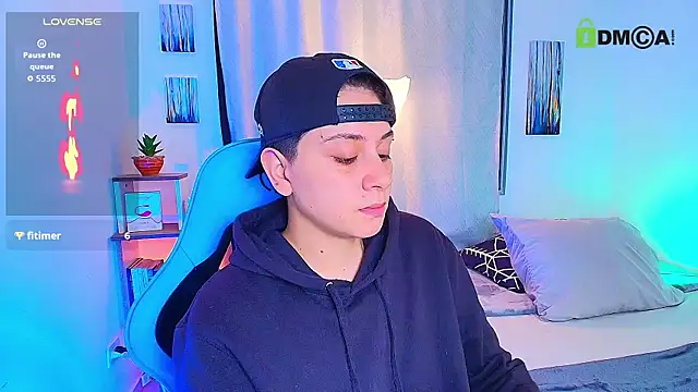 Snapshot of aron_wi chatting on October 10, 2025, 3:33 pm aron wi online show from October 10, 2025, 3:33 pm