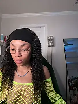 Snapshot of butterflybootyy chatting on April 24, 2026, 1:52 am butterflybootyy online show from April 24, 2026, 1:52 am
