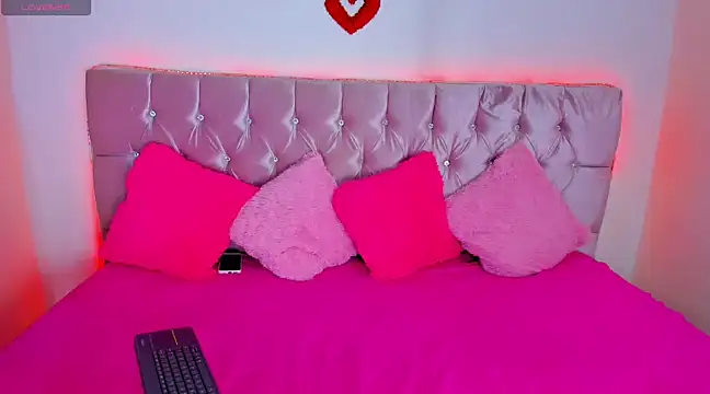 Snapshot of Cristal_moon1 chatting on December 20, 2024, 12:30 am Cristal moon1 online show from December 20, 2024, 12:30 am