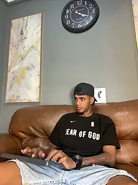 AaronCruz  online show from January 10, 2025, 11:08 pm