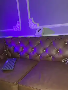 AaronCruz  online show from February 27, 2025, 3:37 pm