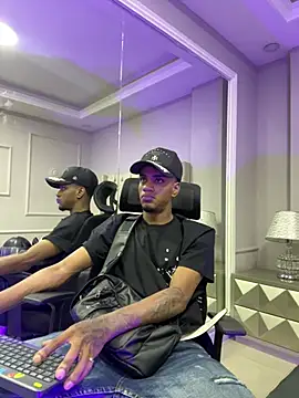 AaronCruz  online show from March 21, 2025, 1:45 pm