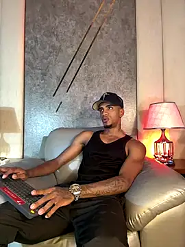 AaronCruz  online show from November 18, 2025, 8:46 pm