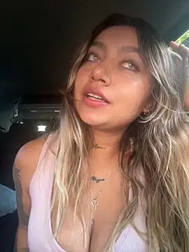 amanda-medrano1 online show from December 15, 2025, 2:21 pm