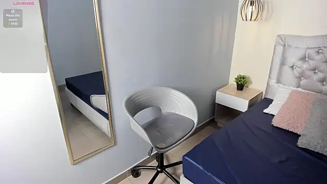 escarleth   online show from March 19, 2026, 11:58 am