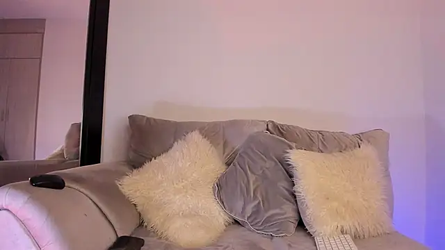 alanajonhsonm online show from September 18, 2025, 6:37 am