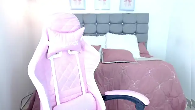 sarah moon2 online show from October 30, 2025, 5:02 pm