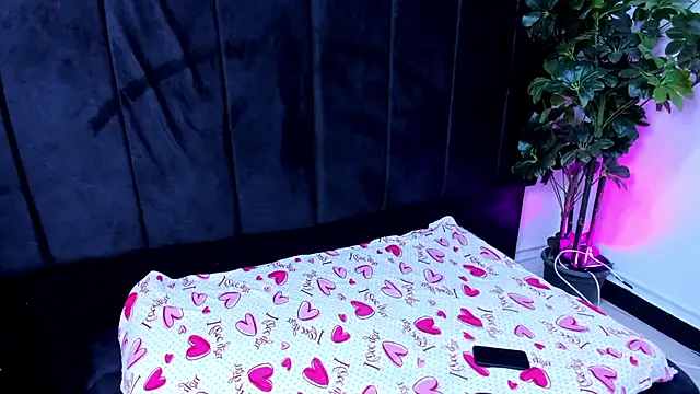 Snapshot of Paris_Petit chatting on July 29, 2026, 8:40 pm Paris Petit online show from July 29, 2026, 8:40 pm