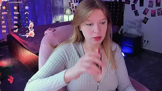 Snapshot of KarambaMoon chatting on June 11, 2026, 8:29 pm KarambaMoon online show from June 11, 2026, 8:29 pm