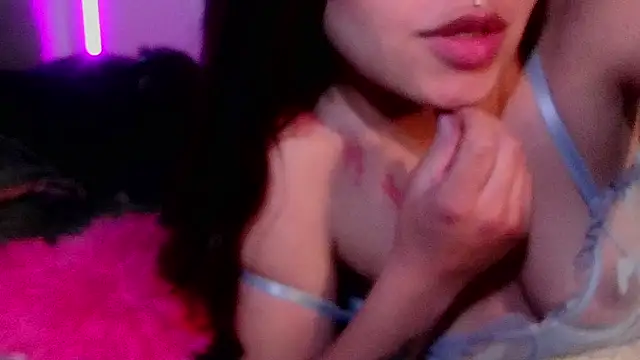 Snapshot of Emilyswan04 chatting on March 14, 2025, 9:21 pm Emilyswan04 online show from March 14, 2025, 9:21 pm