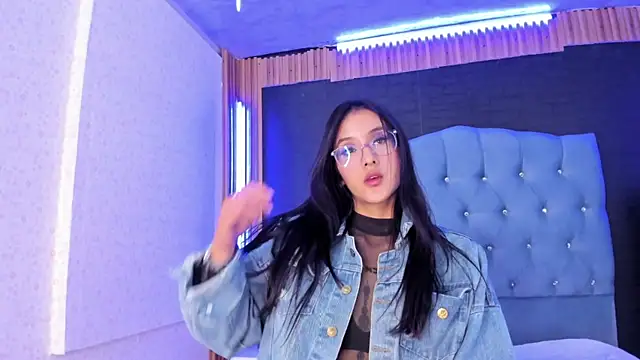 Snapshot of Princess_Violett chatting on February 27, 2025, 8:53 pm Princess Violett online show from February 27, 2025, 8:53 pm