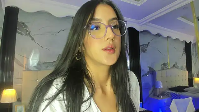 Snapshot of Princess_Violett chatting on March 7, 2025, 2:34 pm Princess Violett online show from March 7, 2025, 2:34 pm