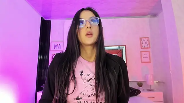 Snapshot of Princess_Violett chatting on March 21, 2025, 2:18 pm Princess Violett online show from March 21, 2025, 2:18 pm