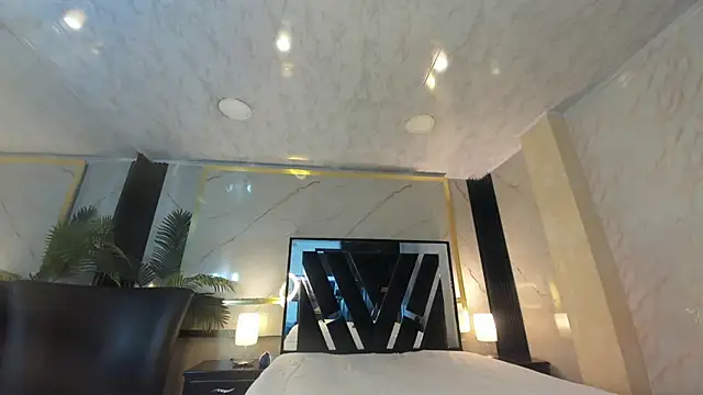 Snapshot of Princess_Violett chatting on December 5, 2025, 2:58 pm Princess Violett online show from December 5, 2025, 2:58 pm