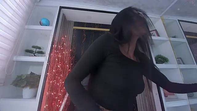 Snapshot of Princess_Violett chatting on December 16, 2025, 2:44 pm Princess Violett online show from December 16, 2025, 2:44 pm