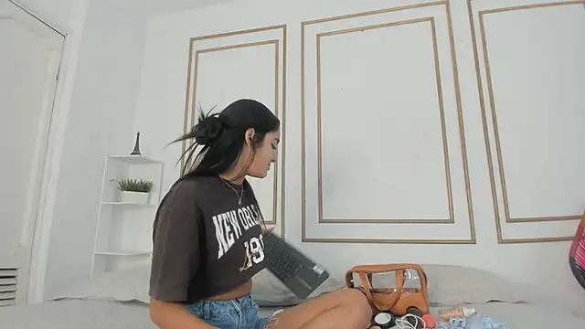 natalia aguirre1 online show from February 23, 2025, 12:37 pm