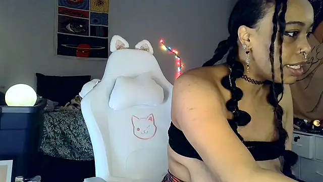 loveluna8 online show from February 3, 2025, 9:41 am