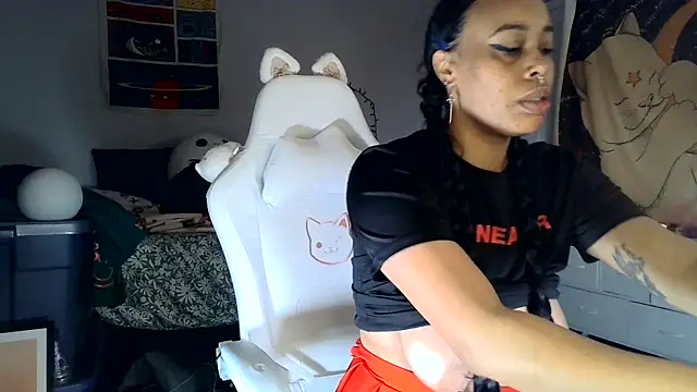 loveluna8 online show from February 4, 2025, 9:28 am