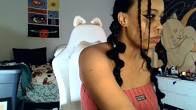 loveluna8 online show from February 5, 2025, 10:19 am